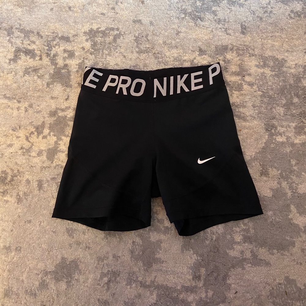 LIKE NEW Nike Pro 5” shorts
